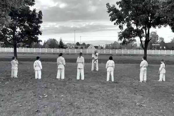 Gyerekek kyokushin karate technikát gyakorolnak edzőtáborban